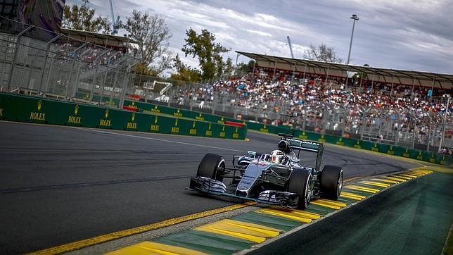 Hamilton gana fumando