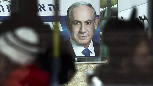 Imagen electoral de Netanyahu en una parada de tren ligero de Jerusalén