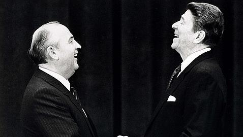 Ronald Reagan y Mijaíl Gorbachov, en su primer encuentro en Ginebra (1985)