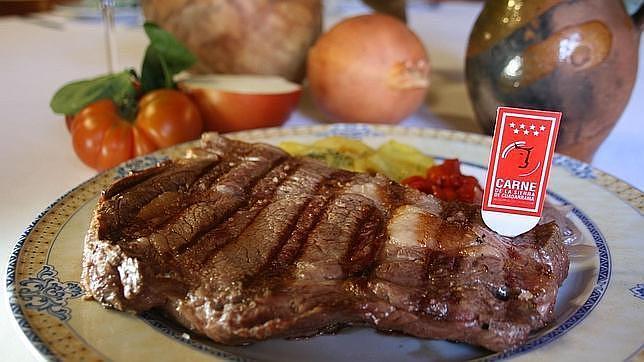 Un chuletón con la etiqueta «carne de la Sierra de Guadarrama»