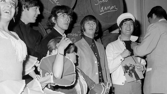 El cuarteto británico tras firmar unos barriles de fino en Madrid, el 1 de julio de 1965