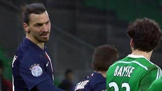 Ibrahimovic se fija con desprecio en el nombre de la camiseta de un rival
