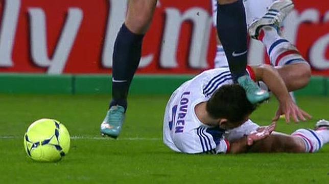 Una captura del momento en el que Ibrahimovic piso a Lovren en la cabeza