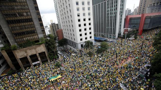 Opositores brasileños participan en una manifestación contra la presidenta Dilma Rousseff