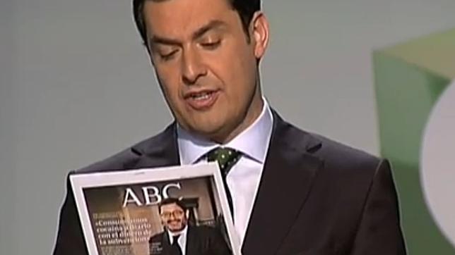 Juanma Moreno, con la portada de ABC en el debate