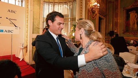 Cifuentes saluda a Rivera en el Foro ABC-Deloitte del 3 de marzo/JAIME GARCÍA