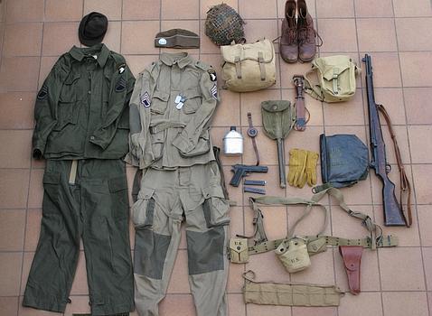 Uniforme M43 (izquierda) y M42 (derecha) junto al equipo de un paracaidista