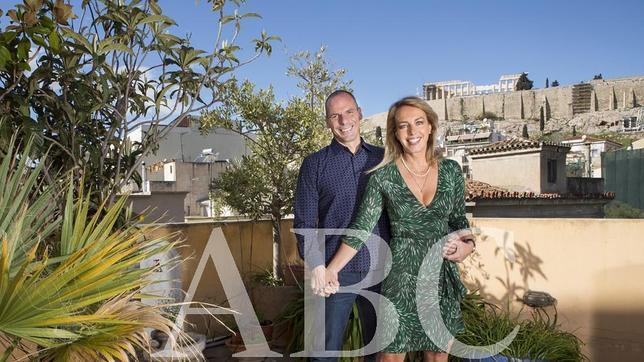 Varufakis y su mujer, Danae, en la terraza de su casa en Atenas