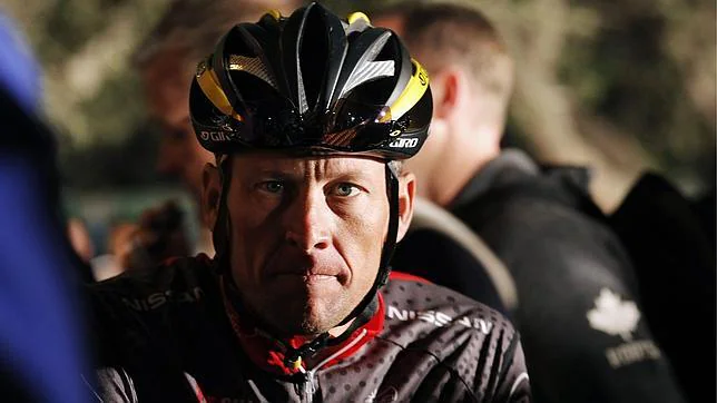 Lance Armstrong a punto de participar en una carrera