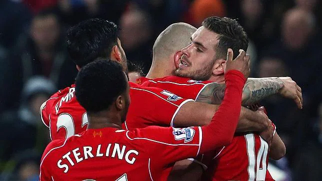 Los jugadores del Liverpool celebran el tanto de Jordan Henderson ante el Swansea