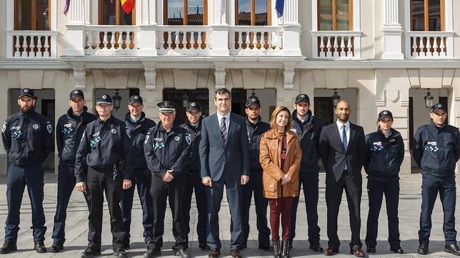 El alcalde da la bienvenida a los ocho nuevos policías locales