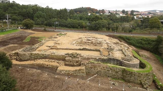 Cimientos excavados del castillo de Rocha Forte en Santiago