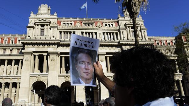 El Gobierno de Kirchner acusa a Nisman de malversación y lo llama «sinvergüenza»