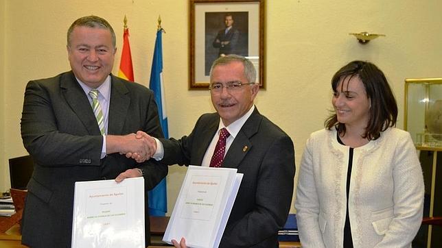 El titular de Fomento y Obras Públiocas, Francisco Bernabé junto al alcalde de Águilas, Bartolomé Hernández tras la firma