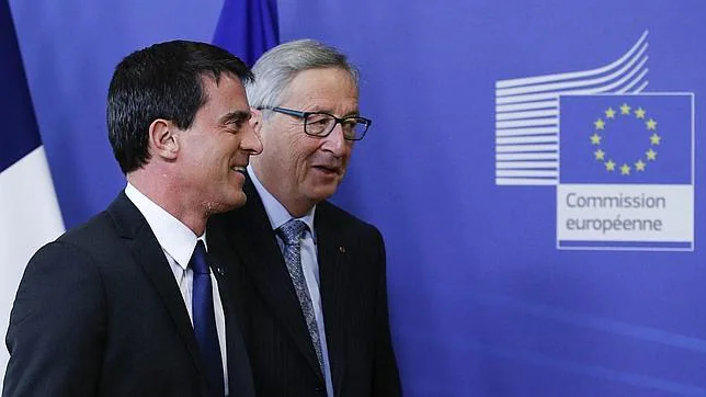 Jean Claude Juncker (dcha) junto al primer ministro Manuel Valls