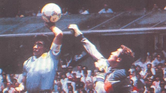Maradona, en uno de los goles más famoso de la historia