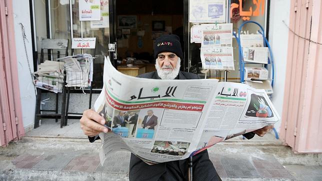 Un palestino, en la Franja de Gaza, lee en el periódico la victoria de Netanyahu en las elecciones de Israel