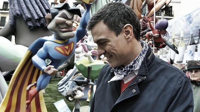 Pedro Sánchez, durante su visita a varias fallas