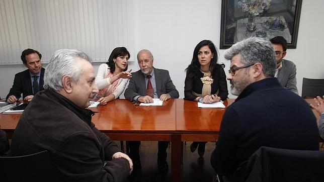 El alcalde Miguel Valor, junto a algunos de sus concejales, en la reunión con los comerciantes alicantinos