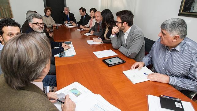 Un momento de la reunión de los comerciantes con el alcalde y varios concejales de Alicante.