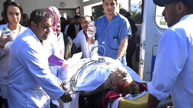 Un herido es evacuado del Museo del Bardo al hospital Charle Nicol después del atentado perpetrado en Túnez (Túnez)
