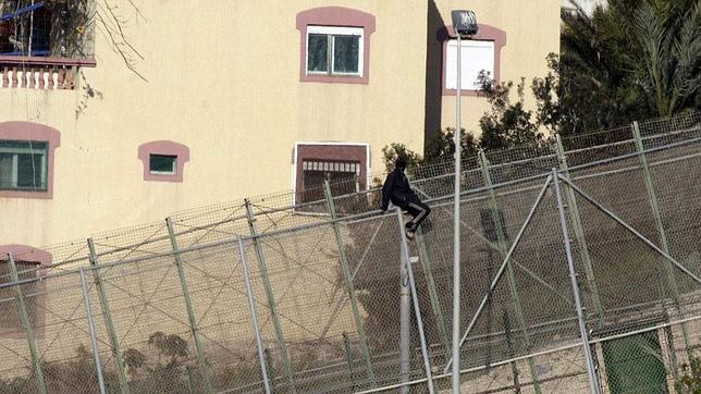 Un inmigrante usa la ropa para saltar la valla de Ceuta sin sufrir heridas