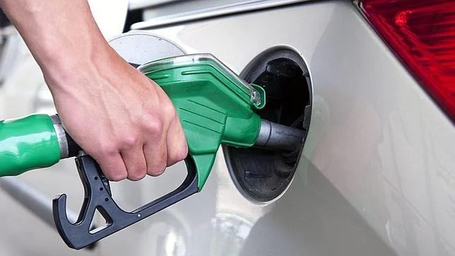 Aunque no proporcional a la bajada del precio del crudo, la merma en las tarifas de los combustibles ha sido ostensible.