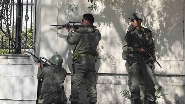 Miembros de los servicios de seguridad toman posiciones en la operación de búsqueda de sospechosos tras el ataque terrorista en el Museo del Bardo