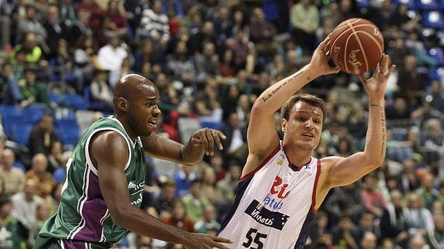 Los jugadores del Obradoiro, concentrados en su partido del sábado