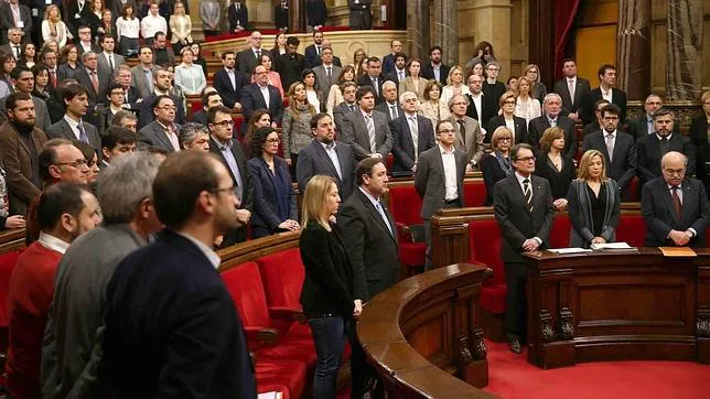 Los diputados del Parlamento de Cataluña han guardado un minuto de silencio como condena del atentado de Túnez