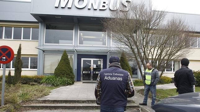 Agentes de Vigilancia Aduanera registran las oficinas de Monbus en Lugo
