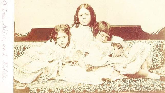 Las tres hermanas Liddell, con Lorina en el centro y Alice a la derecha, fotografiadas por Carroll