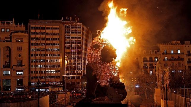 El viento provoca una lluvia de pavesas en el balcón del ayuntamiento en la Cremà