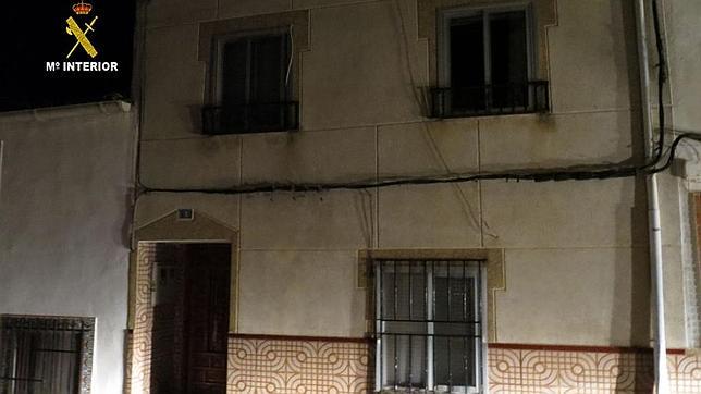 Un guardia civil fuera de servicio rescata a dos menores de un incendio en una vivienda