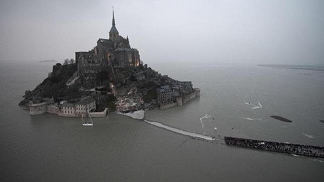 Fotos aéreas: La «marea del siglo» convierte el Monte Saint-Michel en una isla