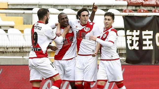 El Rayo gana al Málaga y acaricia la salvación