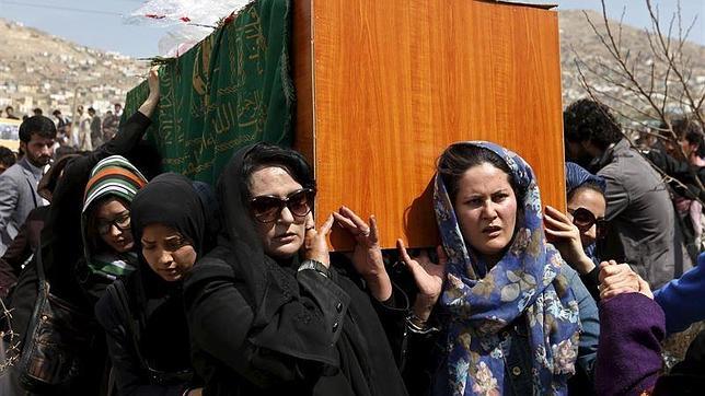 Las afganas desafían la tradición para enterrar a la mujer linchada acusada de quemar un Corán