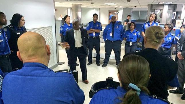 Melvin Carraway, administrador de Seguridad y Transporte, visita a los policías tras el ataque