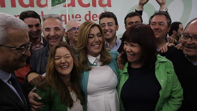 Susana Díaz posa tras conocer los resultados de las elecciones de este domingo