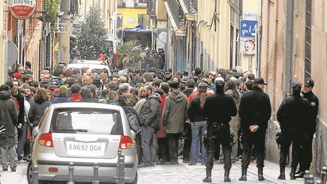 El Patio Maravillas se resiste y no abandona el edificio «okupado»