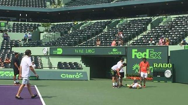 nadal estuvo tendido en la pista durante unos minutos después de la caída