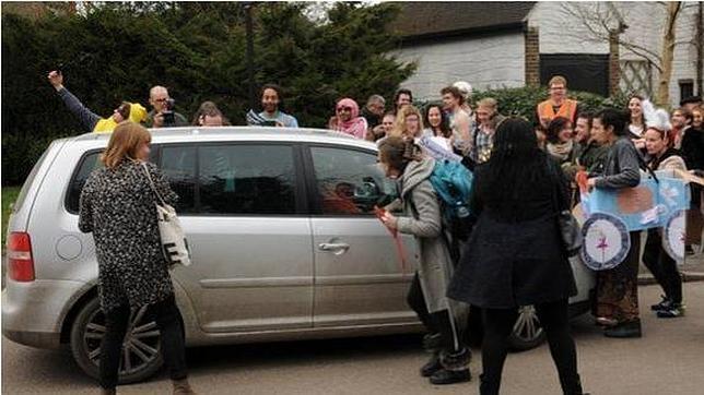 Acoso a Nigel Farage, líder de UKIP, cuando comía en un pub con su familia