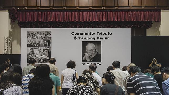 Ciudadanos singapurenses rinden tributo al ex primer ministro Lee Kuan Yew