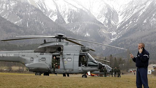 Miembros de las Fuerzas de Seguridad francesas se agrupan junto a un helicóptero del ejército galo cerca del lugar donde se estrelló un Airbus A320 que operaba la compañía alemana Germanwings con 150 personas a bordo