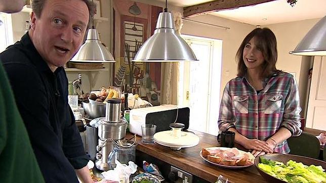 David Cameron junto a su esposa, en la cocina del domicilio familiar