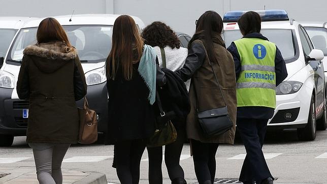 Familiares de las víctimas en el aeropuerto de El Prat