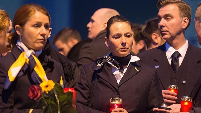 Trabajadores de Lufthansa y Germanwings sostienen unas velas en homenaje a las víctimas del accidente