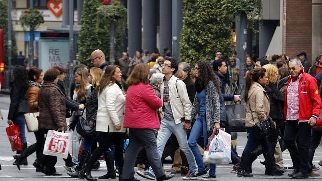 Los españoles suspenden en confianza, aunque creen que su situación mejorará