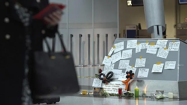 Mensajes de apoyo, flores y velas depositadas en la zona de salidas del aeropuerto de Düsseldorf