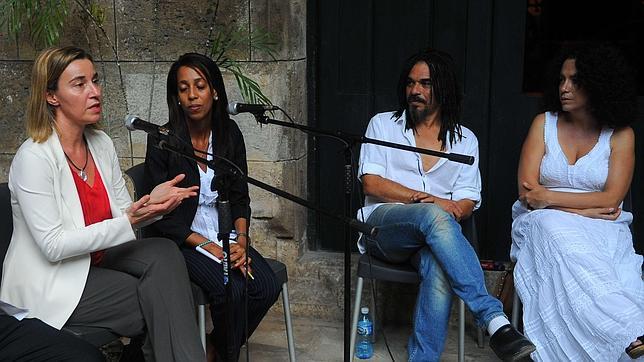 Federica Mogherini (i) se reunió con un grupo de artistas cubanos, este martes en La Habana